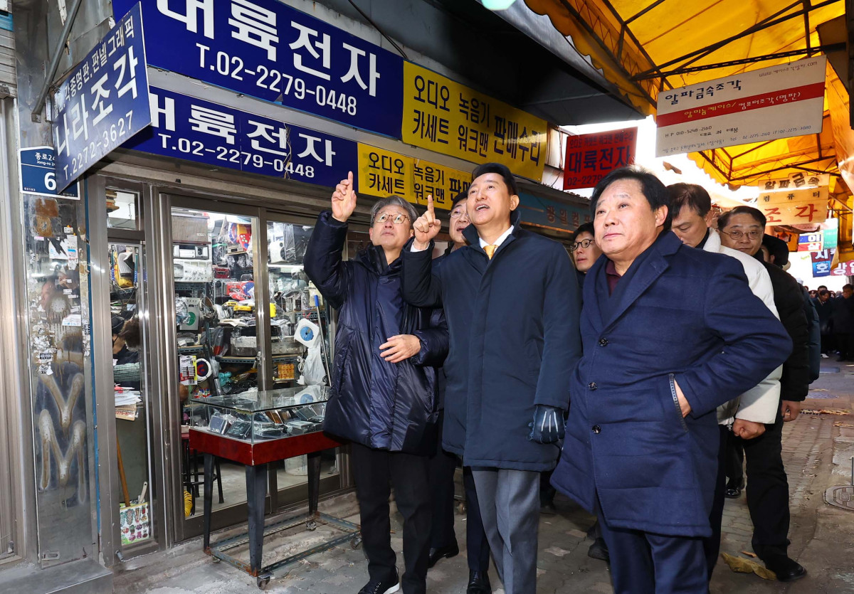 ▲오세훈 서울시장이 4일 서울 종로구 세운재정비 촉진지구를 찾아 노후 지역 현황을 확인하고 있다. 신태현 기자 holjjak@