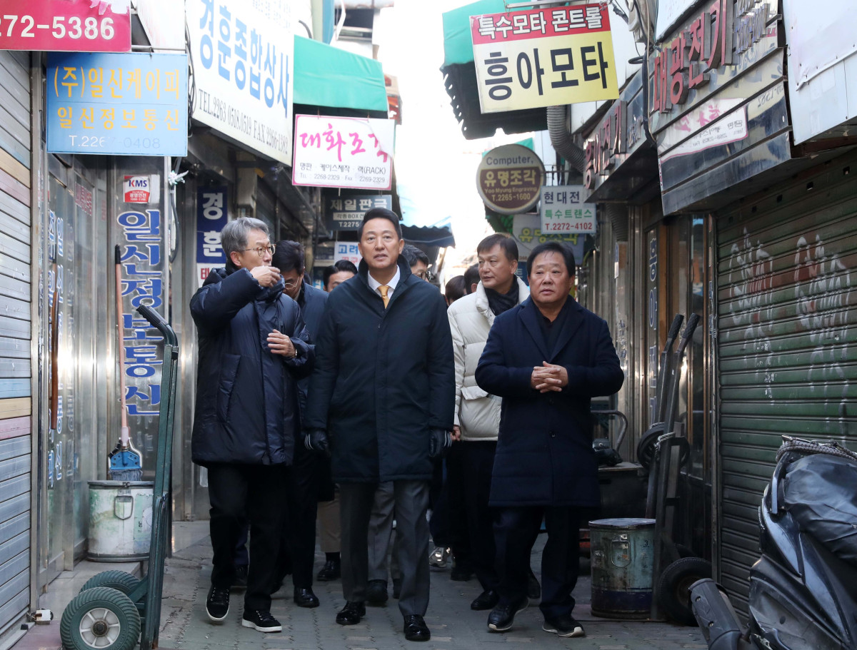 ▲오세훈 서울시장이 4일 서울 종로구 세운재정비 촉진지구를 찾아 노후 지역 현황을 확인하고 있다. 신태현 기자 holjjak@