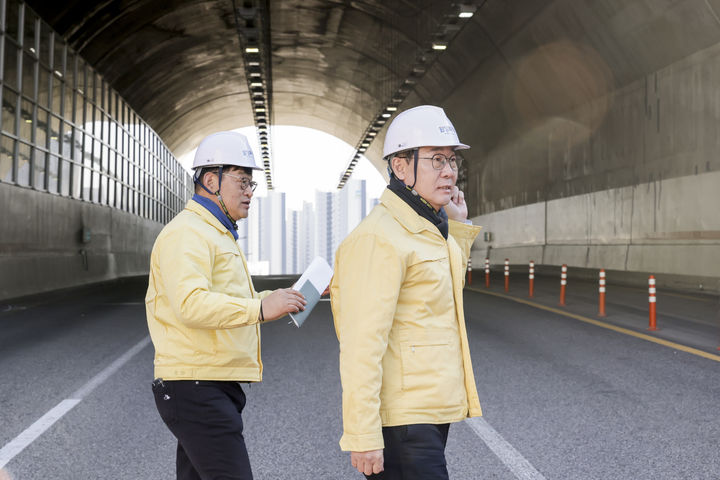 ▲정명근 화성시장이 동탄숲 생태터널 현장을 점검하며 교통 통제 상황을 확인하고 있다. (화성특례시)