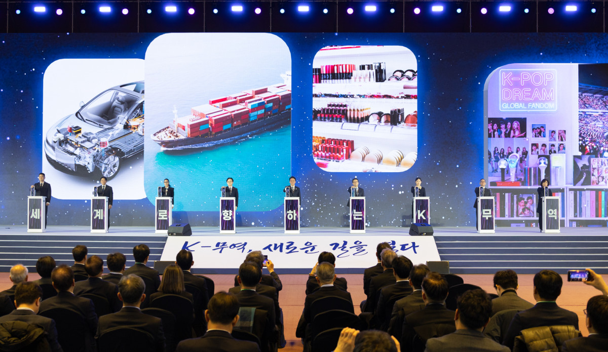 ▲4일(목) 서울 강남구 삼성동 코엑스에서 개최된 '제62회 무역의 날 기념식'에서 주요 참석자들이 기념식 축하 세리머니를 하고 있다.(사진 왼쪽 네번째부터 김정관 산업통상부 장관, 김민석 국무총리, 윤진식 한국무역협회 회장) (사진=한국무역협회)