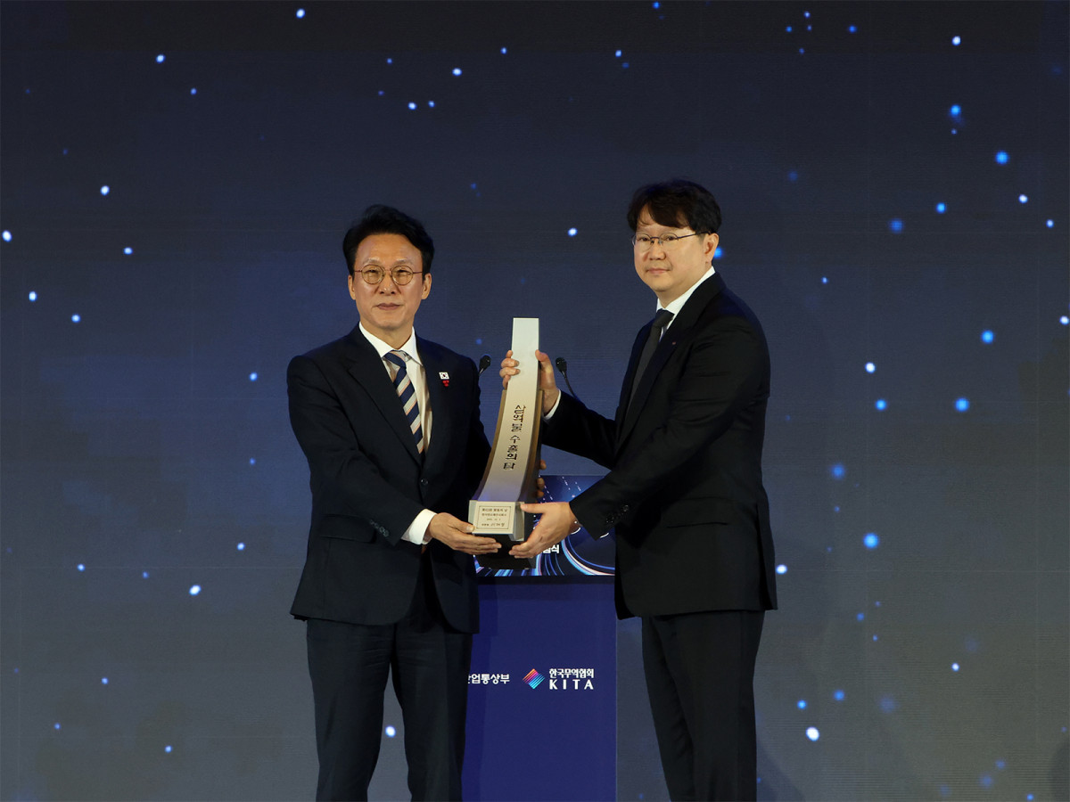 ▲곽동신 한미반도체 회장(오른쪽)이 4일 코엑스에서 개최된 ‘무역의 날’ 기념식에서 ‘3억불 수출의 탑’을 수상하면서 김민석 국무총리(왼쪽)와 기념사진을 촬영하고 있다. (자료제공=한미반도체)