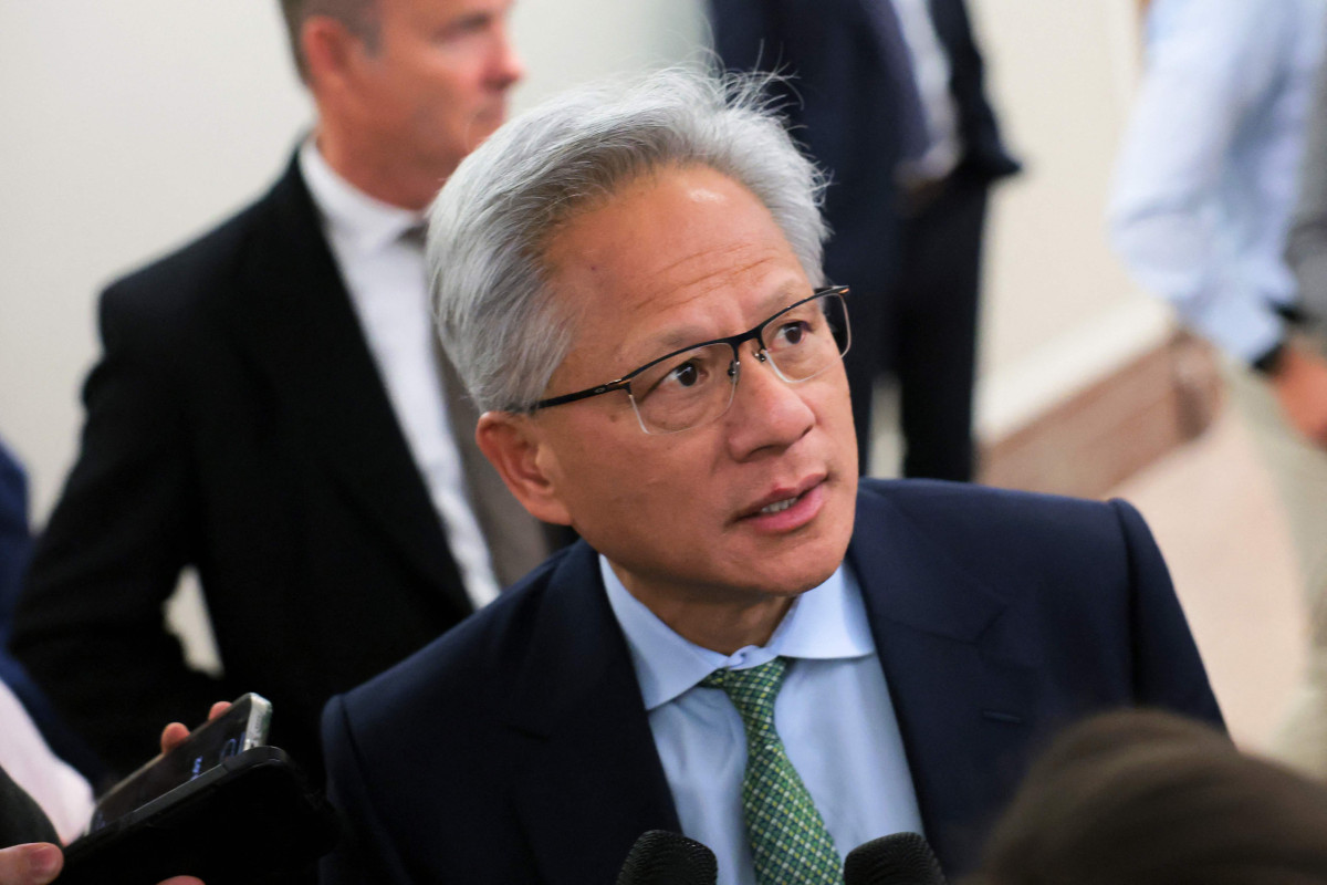 ▲3일(현지시간) 젠슨 황 엔비디아 최고경영자(CEO)가 미국 워싱턴 D.C. 국회의사당에서 기자들을 만나 질문에 답변하고 있다. (워싱턴 D.C./AFP연합뉴스)