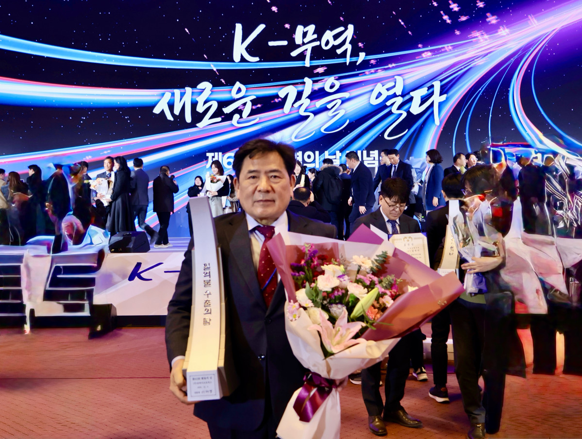 ▲백영옥 유바이오로직스 대표가 4일 제62회 무역의 날 기념식에서 ‘1억 불 수출의 탑’ 수상 후 기념촬영하고 있다. (사진제공=유바이오로직스)