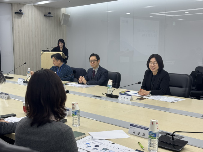 ▲이미선 기상청장이 서울 동작구 차세대수치예보모델개발사업단 현장을 방문해 관계자와 얘기를 나누고 있다.  (사진제공=기상청)