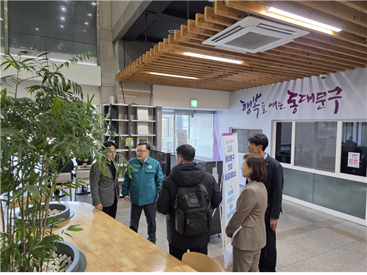 ▲김성보 서울시 행정2부시장이 동대문구청 안에 마련된 한파응급대피소를 찾아 시설 현황을 확인하고 있다. (서울시)