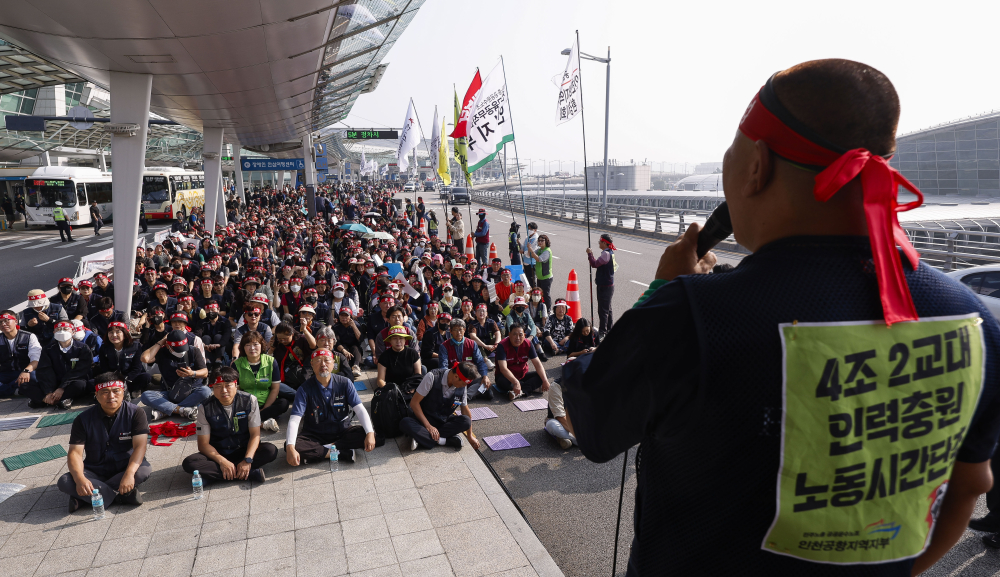 ▲전국민주노동조합총연맹 공공운수노조 인천공항지역지부 조합원들이 1일 인천국제공항 제1여객터미널에서 열린 2025년 총파업 결의대회를 하고 있다. 조현호 기자 hyunho@ (이투데이DB)