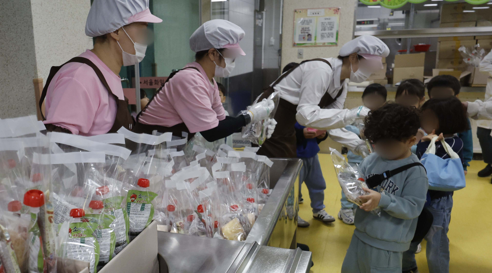 ▲급식, 돌봄 등의 업무를 담당하는 학교 비정규직 노동자들이 파업에 참여하면서 급식 운영에 일부 차질이 생긴 가운데 6일 서울의 한 초등학교 급식실에서 학생들이 배식을 받고있다. 사진공동취재단   (이투데이DB)