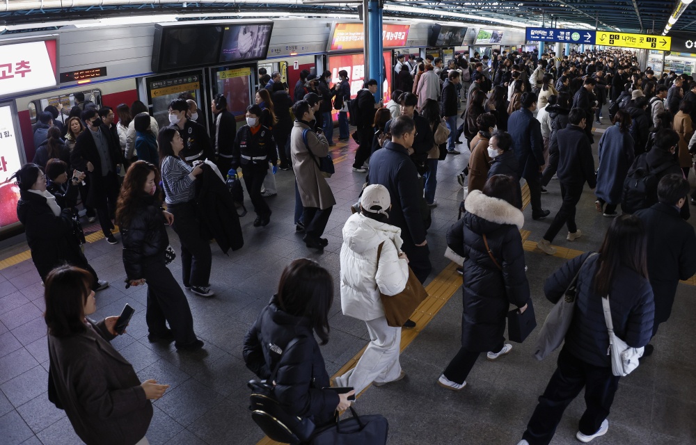 ▲서울 지하철 1~8호선을 운영하는 서울교통공사 노동조합이 준법운행에 돌입한 1일 서울 지하철 1호선 신도림역 승강장에서 시민들이 출근길 발걸음을 재촉하고 있다. 서울교통공사 노사에 따르면 제1노조인 민주노총 서울교통공사노동조합과 제2조노조인 한국노총 서울교통공사통합노조는 임금·단체협약(임단협) 협상 결렬에 따른 대응으로 이날부터 준법운행에 돌입했다. 조현호 기자 hyunho@ (이투데이DB)