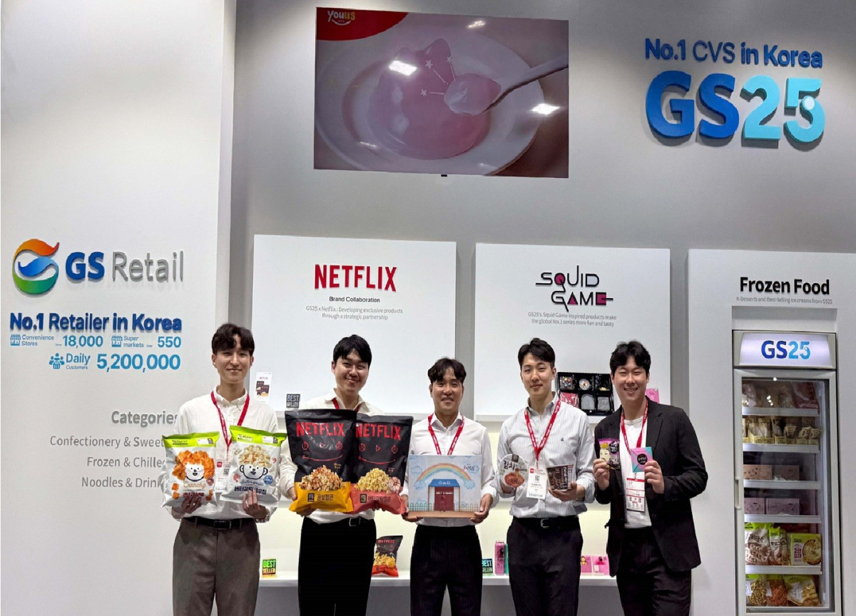 ▲GS리테일 수출입MD팀 담당자들이 ‘THAIFEX 2025_에서 GS25 부스를 운영하며 PB상품을 해외 바이어에게 선보였다 (사진제공=GS리테일)