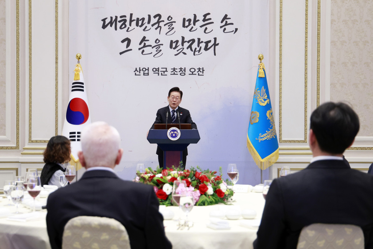 ▲<YONHAP PHOTO-4129> 이재명 대통령, 산업 역군 초청 오찬 발언    (서울=연합뉴스) 김도훈 기자 = 이재명 대통령이 4일 청와대 영빈관에서 열린 산업 역군 초청 오찬 행사에서 발언하고 있다.    이번 행사는 무역의 날(12월 5일)을 맞아 조선·자동차·섬유·전자·기계·방산·해운 등 우리 경제 발전에 헌신해 온 산업 역군들을 재조명하고, 그들의 노고에 감사의 뜻을 전하고자 마련됐다. 2025.12.4 [대통령실통신사진기자단]    superdoo82@yna.co.kr/2025-12-04 13:44:05/<저작권자 ⓒ 1980-2025 ㈜연합뉴스. 무단 전재 재배포 금지, AI 학습 및 활용 금지>