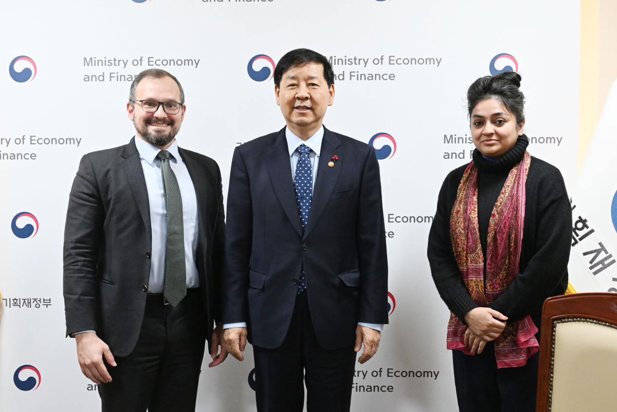 ▲구윤철 부총리 겸 기획재정부 장관이 12월 4일 오후 서울 종로구 정부서울청사에서  국제신용평가사 피치(Fitch) 연례협의단과 면담에 앞서 기념사진을 찍고 있다. (기획재정부)