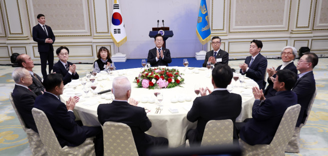 ▲이재명 대통령이 4일 청와대 영빈관에서 열린 산업 역군 초청 오찬 행사에서 참석자들과 박수치고 있다. 이번 행사는 무역의 날(12월 5일)을 맞아 조선·자동차·섬유·전자·기계·방산·해운 등 우리 경제 발전에 헌신해 온 산업 역군들을 재조명하고, 그들의 노고에 감사의 뜻을 전하고자 마련됐다. (연합뉴스)