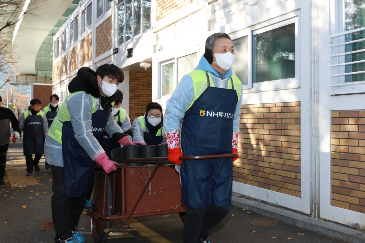 ▲윤병운 NH투자증권 대표와 임직원들이 3일 영등포 쪽방촌에서 연탄 2000장을 전달하고 있다.  (출처=NH투자증권)