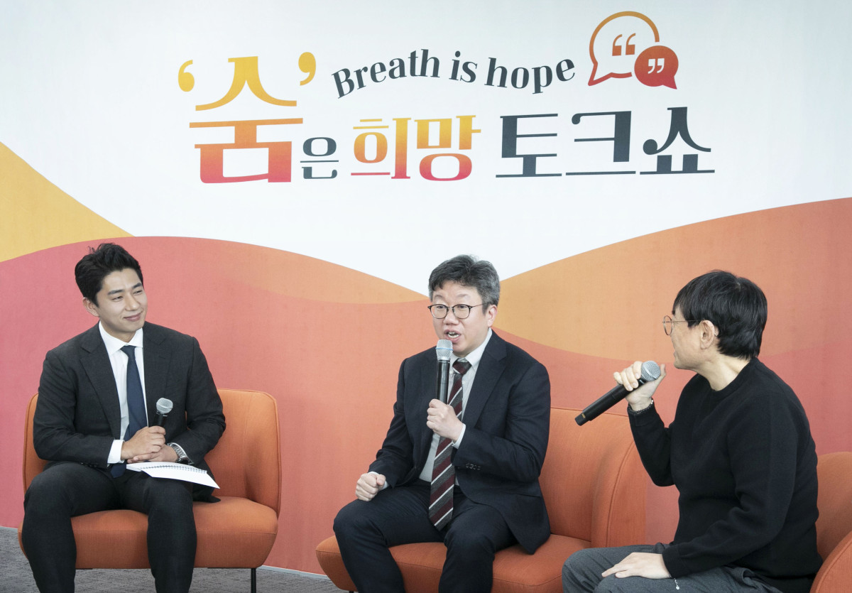 ▲바이엘 코리아가 3일 한국폐동맥고혈압환우회 ‘파랑새’와 의료진과 함께 폐동맥고혈압 인식 제고를 위한 “Breath is Hope, ‘숨’은 희망 토크쇼”를 진행했다. (오른쪽부터) 윤영진 한국폐동맥고혈압환우회 '파랑새' 회장, 김대희 서울아산병원 심장내과 교수. (바이엘코리아)