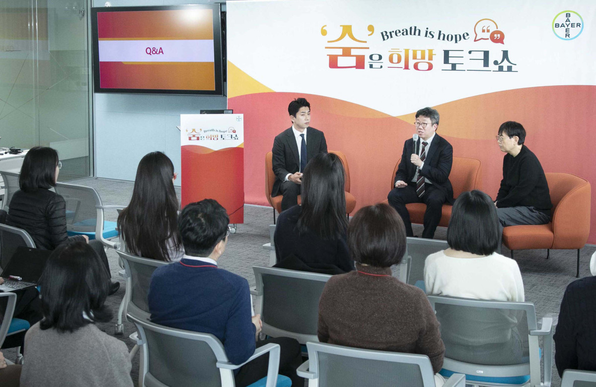 ▲바이엘 코리아가 3일 한국폐동맥고혈압환우회 ‘파랑새’와 의료진과 함께 폐동맥고혈압 인식 제고를 위한 “Breath is Hope, ‘숨’은 희망 토크쇼”를 진행했다. (오른쪽부터) 윤영진 한국폐동맥고혈압환우회 '파랑새' 회장, 김대희 서울아산병원 심장내과 교수. (바이엘코리아)