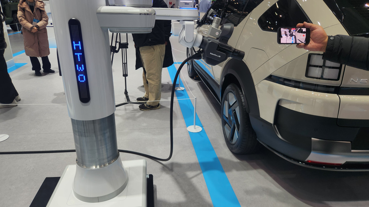 ▲ 수소전기차 자동 충전 로봇(ACR-H)이 넥쏘에 충전하고 있는 모습. (김채빈 기자 chaebi@)