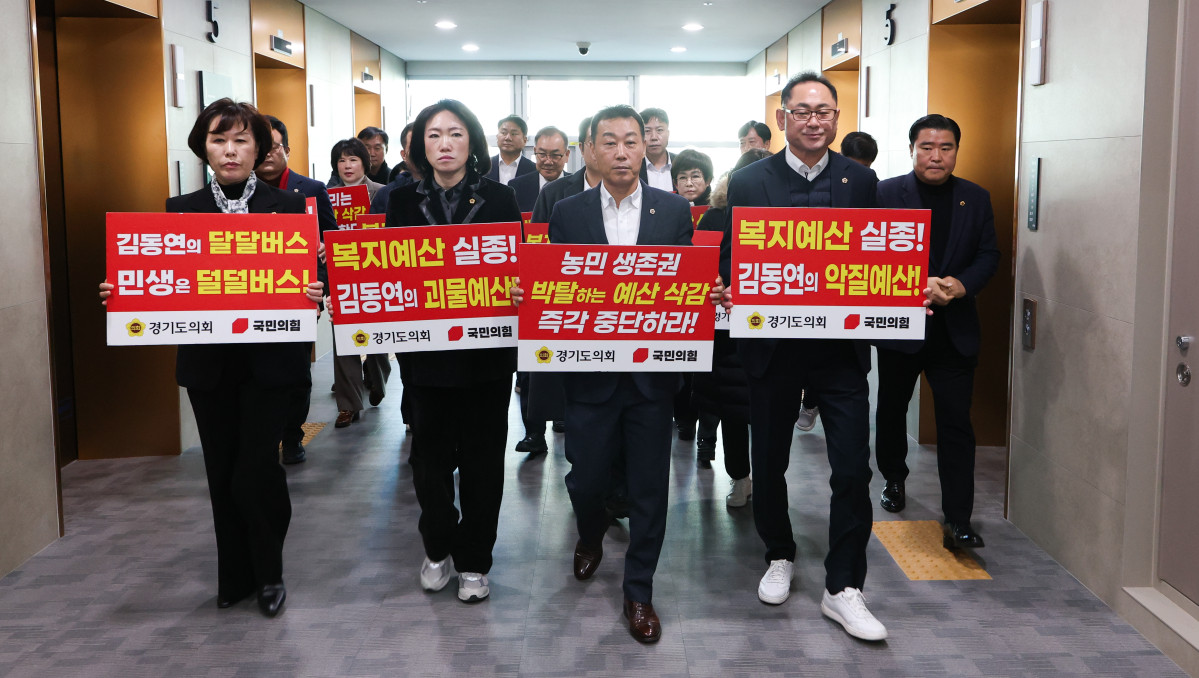 ▲경기도의회 국민의힘 의원들이 4일 경기도청 5층 지사실 앞에서 항의 방문을 진행하는 모습. (경기도의회 국민의힘)