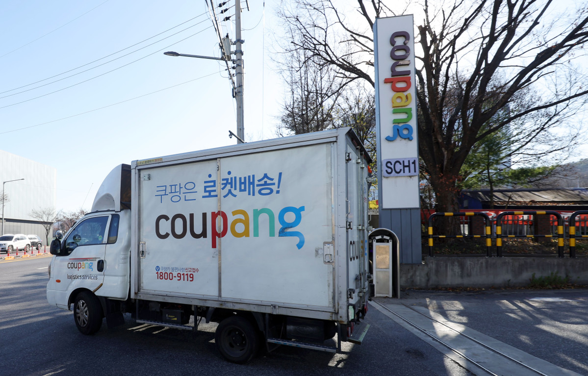 ▲쿠팡 대규모 개인정보 유출 사태로 논란이 이어지는 4일 서울 시내 한 쿠팡 물류센터에서 배송 차량이 나가고 있다. (뉴시스)