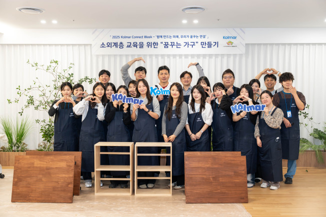 ▲윤상현 콜마그룹 부회장(가운데)과 임직원들이 ‘2025 콜마 커넥트 위크’ 행사에서 ‘꿈꾸는 가구 만들기’ 프로그램에 참여했다. (사진제공=콜마홀딩스)