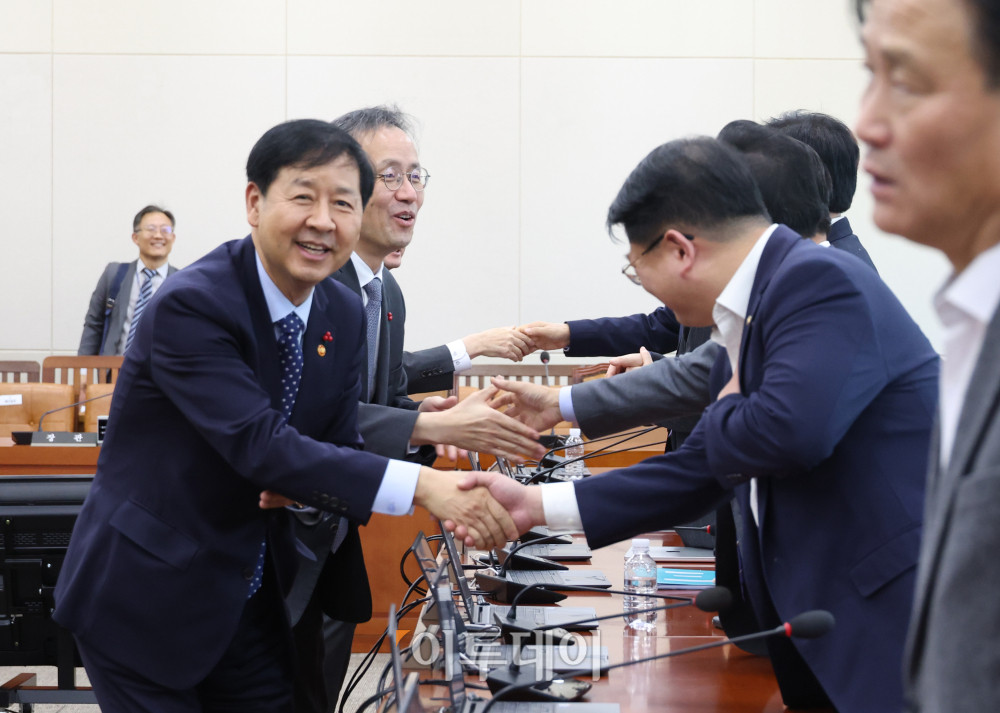 ▲구윤철(왼쪽) 경제부총리 겸 기획재정부 장관이 4일 서울 여의도 국회에서 열린 기획재정위원회 전체회의에서 여당 의원들과 인사하고 있다. 고이란 기자 photoeran@