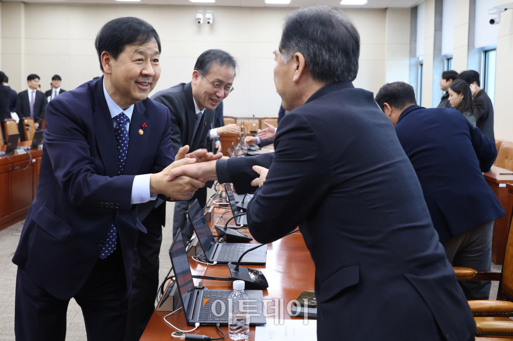 ▲구윤철(왼쪽) 경제부총리 겸 기획재정부 장관이 4일 서울 여의도 국회에서 열린 기획재정위원회 전체회의에서 정태호 더불어민주당 간사와 인사하고 있다. 고이란 기자 photoeran@