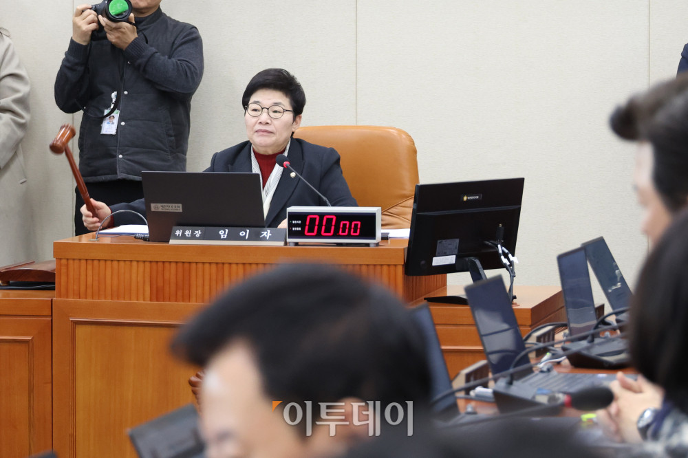 ▲ 4일 서울 여의도 국회에서 열린 기획재정위원회 전체회의에서 임이자 위원장이 의사봉을 두드리고 있다. 고이란 기자 photoeran@