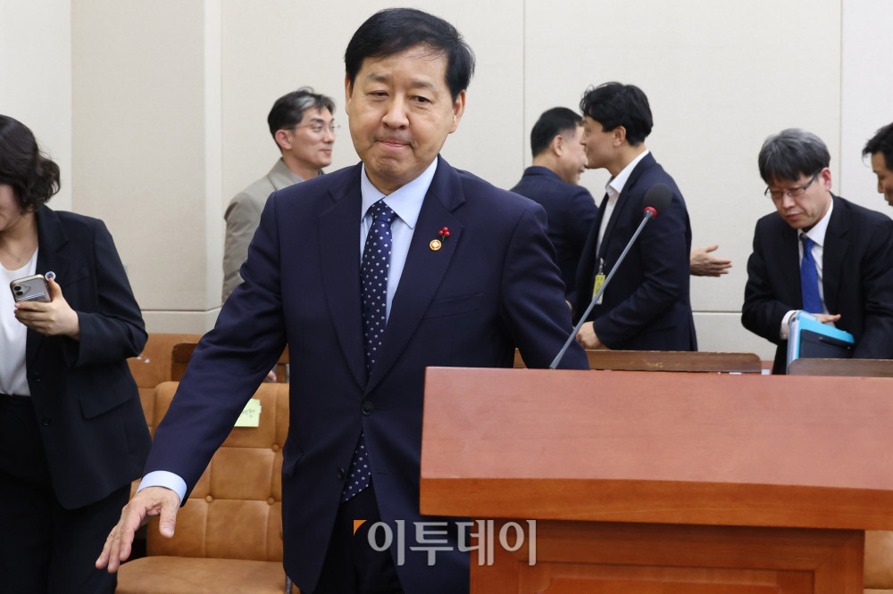 ▲구윤철 경제부총리 겸 기획재정부 장관이 4일 서울 여의도 국회에서 열린 기획재정위원회 전체회의에서 의원들과 인사하기 위해 발걸음을 옮기고 있다. 고이란 기자 photoeran@