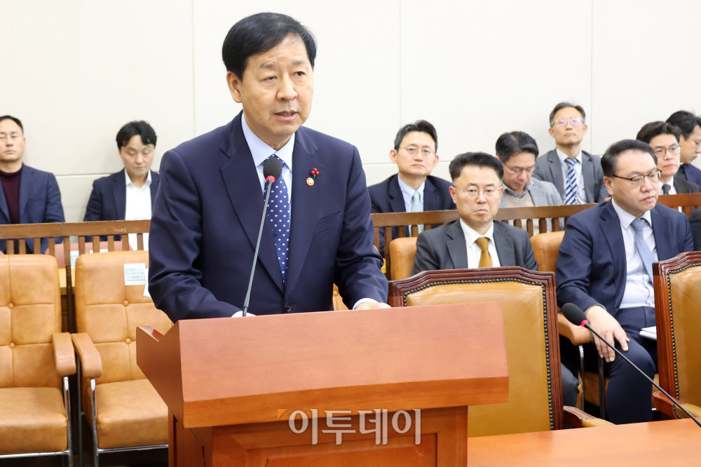 ▲구윤철 경제부총리 겸 기획재정부 장관이 4일 서울 여의도 국회에서 열린 기획재정위원회 전체회의에서 법안 통과 후 인사말을 하고 있다. 고이란 기자 photoeran@