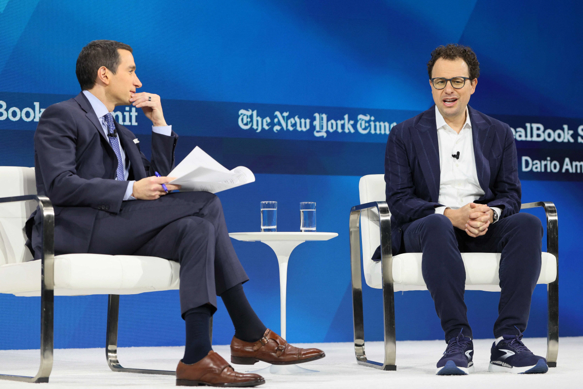 ▲다리오 아모데이(오른쪽) 앤스로픽 최고경영자(CEO)가 뉴욕타임스가 주최한 딜북 서밋에서 사회자와 대담하고 있다. 뉴욕/AFP연합뉴스