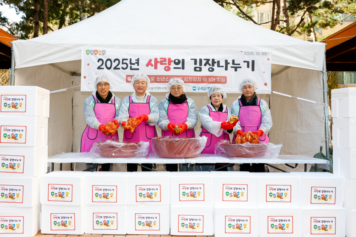 ▲왼쪽부터 심우섭 SH 기획경영본부장, 김태수 서울시의회 주택공간위원회 위원장, 황상하 SH 사장, 김영준 SH 주거복지본부장이 주민들에게 나눠줄 김장김치를 들어보이고 있다. (SH)