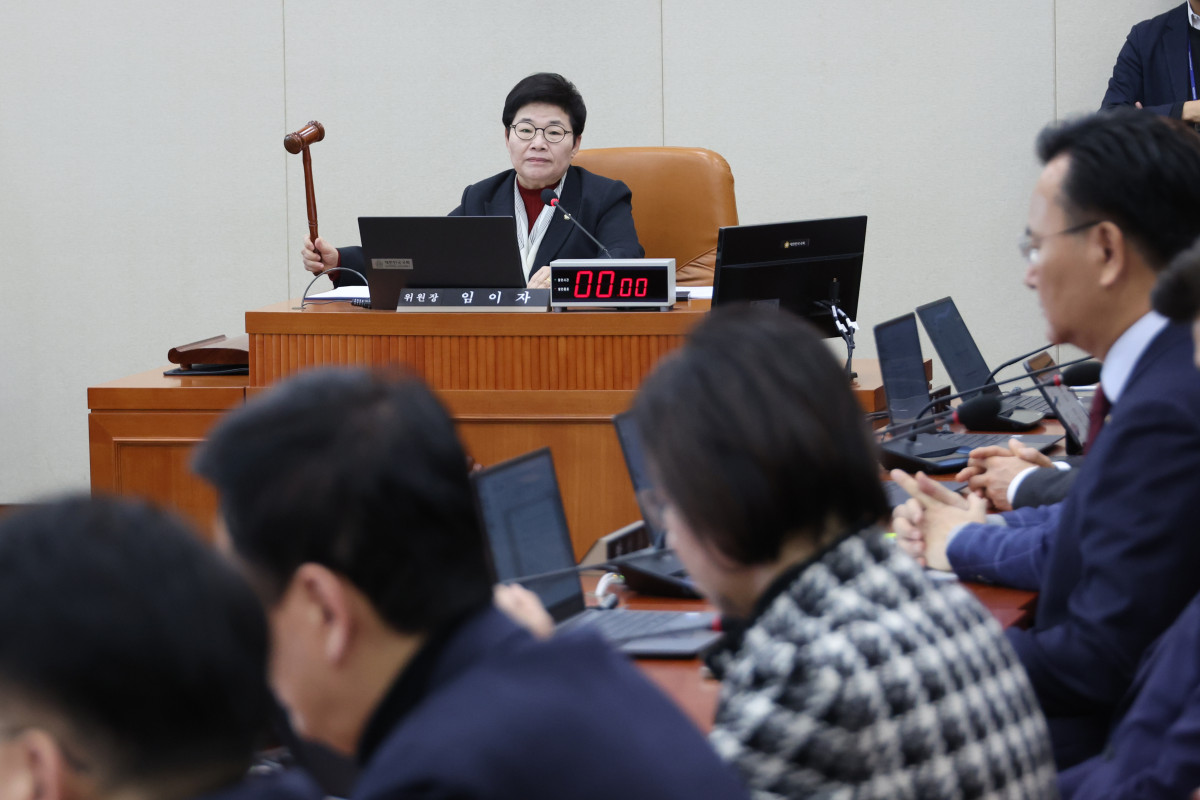 ▲4일 서울 여의도 국회에서 열린 기획재정위원회 전체회의에서 국민의힘 소속 임이자 위원장이 국유재산법 개정안 등 법안을 의결하며 의사봉을 두드리고 있다. 2025.12.4 (연합뉴스)