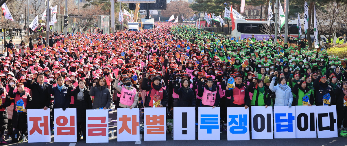▲4일 서울 여의도 국회 앞에서 열린 전국학교비정규직연대회의 2차 총파업대회에서 참석자들이 구호를 외치고 있다.  (연합뉴스)