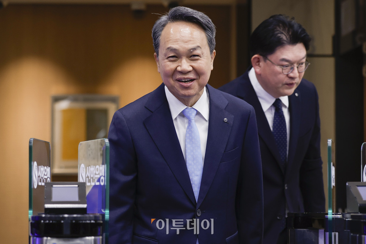 ▲신한금융지주 회장 연임에 성공한 진옥동 신한금융지주 회장이 4일 서울 중구 신한금융지주 본사를 나서며 밝게 웃고 있다. 이날 신한금융 회장후보추천위원회(회추위)는 본사에서 확대 회의를 열고 진 회장을 차기 회장 후보로 결정했다. 이후 이사회 의결을 통해 최종후보로 확정됐다. 회추위는 진 회장과 정상혁 신한은행장, 이선훈 신한투자증권 대표, 외부 후보 등 4명을 대상으로 프레젠테이션(PT) 방식의 개인 면접을 진행한 뒤 이같이 결정했다. 진 회장은 내년 3월 정기 주주총회에서 승인을 거쳐 공식 취임할 예정이다. 임기는 2029년 3월까지다. 조현호 기자 hyunho@