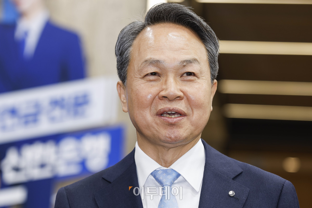 ▲신한금융지주 회장 연임에 성공한 진옥동 신한금융지주 회장이 4일 서울 중구 신한금융지주 본사에서 취재진의 질문에 답하고 있다. 이날 신한금융 회장후보추천위원회(회추위)는 본사에서 확대 회의를 열고 진 회장을 차기 회장 후보로 결정했다. 이후 이사회 의결을 통해 최종후보로 확정됐다. 회추위는 진 회장과 정상혁 신한은행장, 이선훈 신한투자증권 대표, 외부 후보 등 4명을 대상으로 프레젠테이션(PT) 방식의 개인 면접을 진행한 뒤 이같이 결정했다. 진 회장은 내년 3월 정기 주주총회에서 승인을 거쳐 공식 취임할 예정이다. 임기는 2029년 3월까지다. 조현호 기자 hyunho@