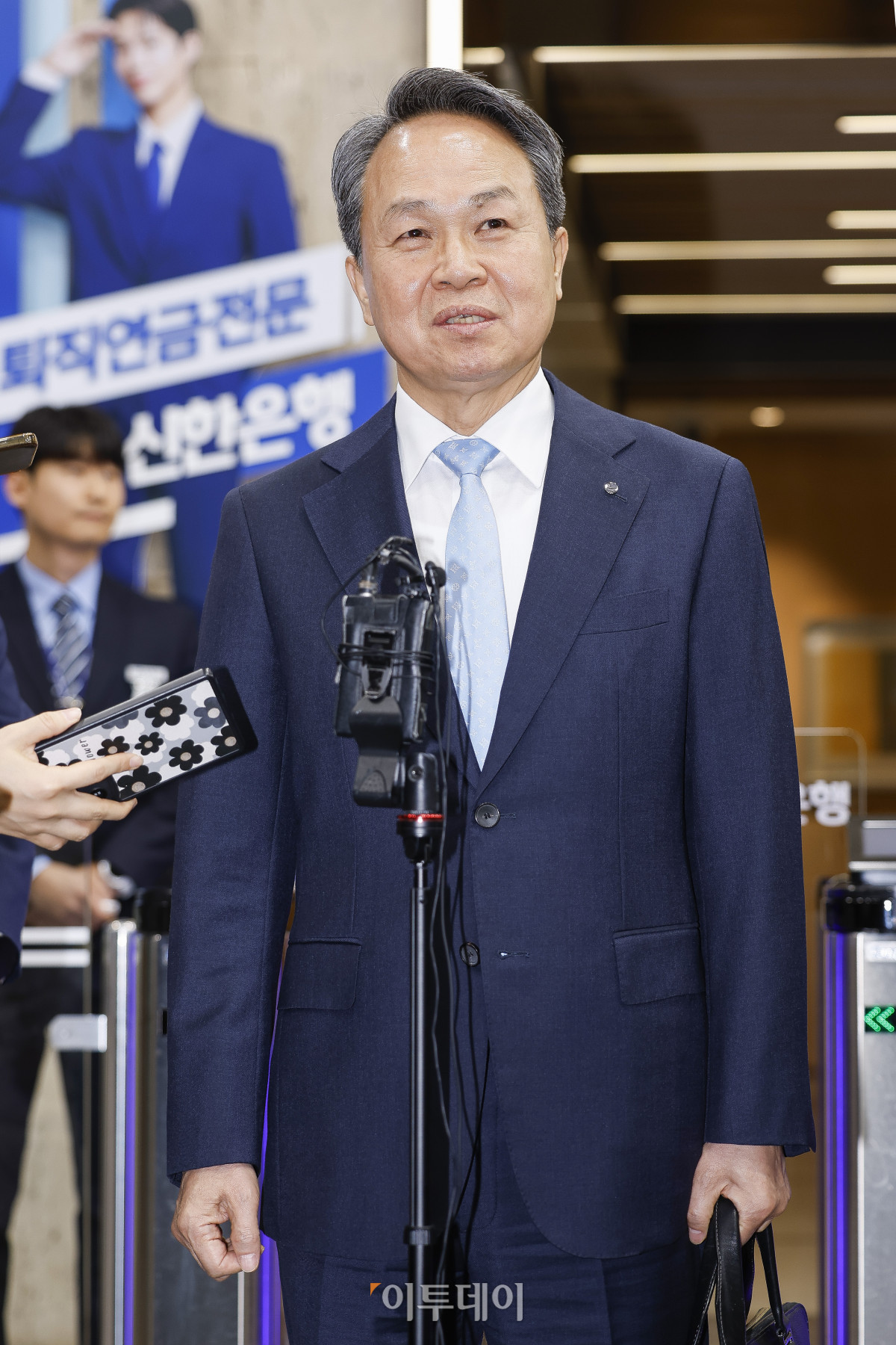 ▲신한금융지주 회장 연임에 성공한 진옥동 신한금융지주 회장이 4일 서울 중구 신한금융지주 본사에서 취재진의 질문에 답하고 있다. 이날 신한금융 회장후보추천위원회(회추위)는 본사에서 확대 회의를 열고 진 회장을 차기 회장 후보로 결정했다. 이후 이사회 의결을 통해 최종후보로 확정됐다. 회추위는 진 회장과 정상혁 신한은행장, 이선훈 신한투자증권 대표, 외부 후보 등 4명을 대상으로 프레젠테이션(PT) 방식의 개인 면접을 진행한 뒤 이같이 결정했다. 진 회장은 내년 3월 정기 주주총회에서 승인을 거쳐 공식 취임할 예정이다. 임기는 2029년 3월까지다. 조현호 기자 hyunho@