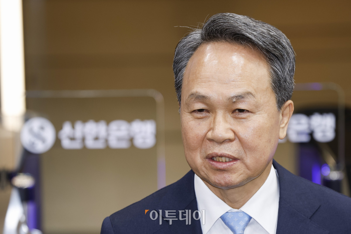 ▲신한금융지주 회장 연임에 성공한 진옥동 신한금융지주 회장이 4일 서울 중구 신한금융지주 본사에서 취재진의 질문에 답하고 있다. 이날 신한금융 회장후보추천위원회(회추위)는 본사에서 확대 회의를 열고 진 회장을 차기 회장 후보로 결정했다. 이후 이사회 의결을 통해 최종후보로 확정됐다. 회추위는 진 회장과 정상혁 신한은행장, 이선훈 신한투자증권 대표, 외부 후보 등 4명을 대상으로 프레젠테이션(PT) 방식의 개인 면접을 진행한 뒤 이같이 결정했다. 진 회장은 내년 3월 정기 주주총회에서 승인을 거쳐 공식 취임할 예정이다. 임기는 2029년 3월까지다. 조현호 기자 hyunho@