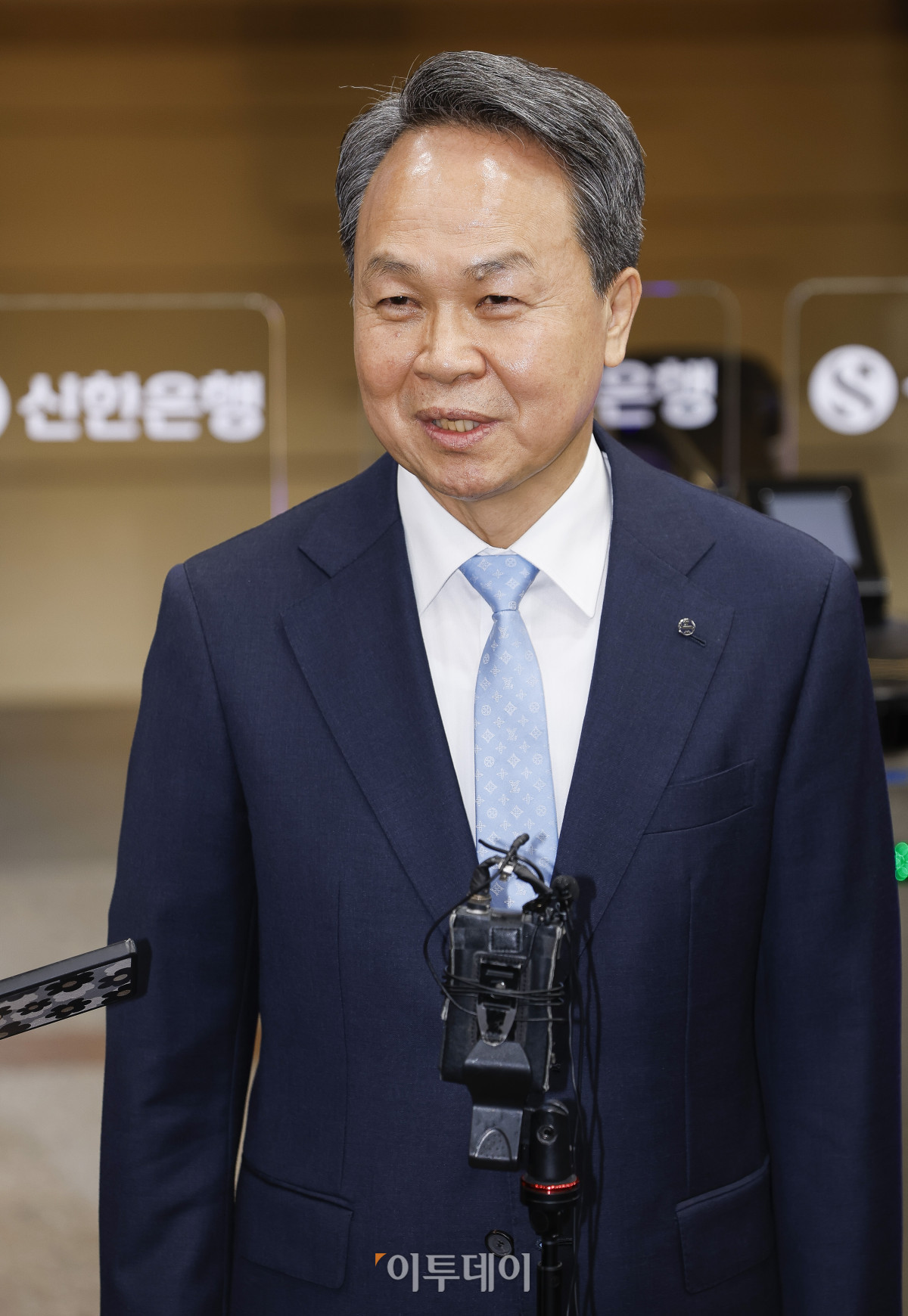 ▲신한금융지주 회장 연임에 성공한 진옥동 신한금융지주 회장이 4일 서울 중구 신한금융지주 본사에서 취재진의 질문에 답하고 있다. 이날 신한금융 회장후보추천위원회(회추위)는 본사에서 확대 회의를 열고 진 회장을 차기 회장 후보로 결정했다. 이후 이사회 의결을 통해 최종후보로 확정됐다. 회추위는 진 회장과 정상혁 신한은행장, 이선훈 신한투자증권 대표, 외부 후보 등 4명을 대상으로 프레젠테이션(PT) 방식의 개인 면접을 진행한 뒤 이같이 결정했다. 진 회장은 내년 3월 정기 주주총회에서 승인을 거쳐 공식 취임할 예정이다. 임기는 2029년 3월까지다. 조현호 기자 hyunho@