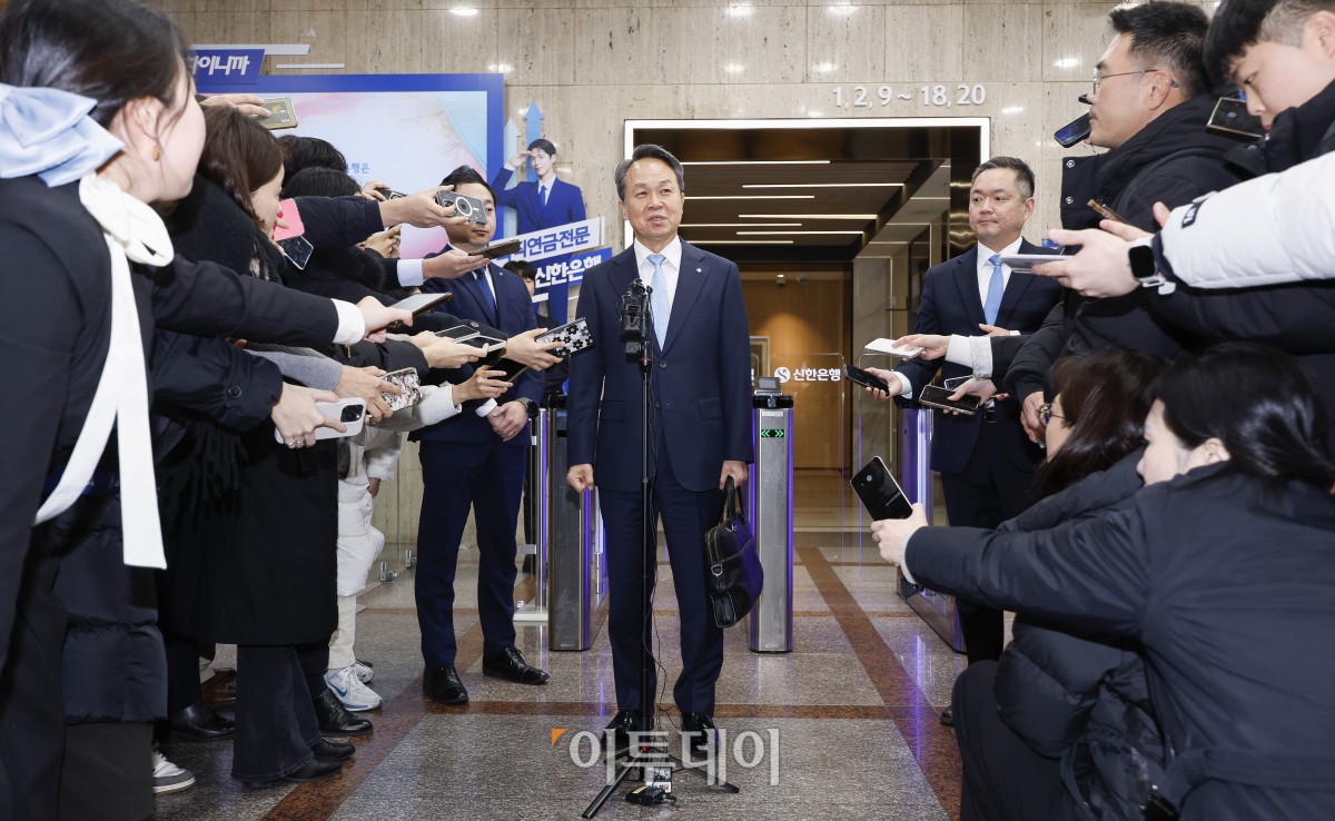 ▲신한금융지주 회장 연임에 성공한 진옥동 신한금융지주 회장이 4일 서울 중구 신한금융지주 본사에서 취재진의 질문에 답하고 있다. 이날 신한금융 회장후보추천위원회(회추위)는 본사에서 확대 회의를 열고 진 회장을 차기 회장 후보로 결정했다. 이후 이사회 의결을 통해 최종후보로 확정됐다. 회추위는 진 회장과 정상혁 신한은행장, 이선훈 신한투자증권 대표, 외부 후보 등 4명을 대상으로 프레젠테이션(PT) 방식의 개인 면접을 진행한 뒤 이같이 결정했다. 진 회장은 내년 3월 정기 주주총회에서 승인을 거쳐 공식 취임할 예정이다. 임기는 2029년 3월까지다. 조현호 기자 hyunho@