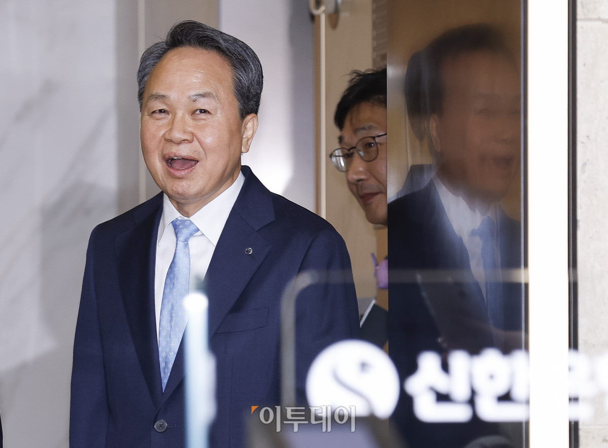 ▲신한금융지주 회장 연임에 성공한 진옥동 신한금융지주 회장이 4일 서울 중구 신한금융지주 본사를 나서며 밝게 웃고 있다. 이날 신한금융 회장후보추천위원회(회추위)는 본사에서 확대 회의를 열고 진 회장을 차기 회장 후보로 결정했다. 이후 이사회 의결을 통해 최종후보로 확정됐다. 회추위는 진 회장과 정상혁 신한은행장, 이선훈 신한투자증권 대표, 외부 후보 등 4명을 대상으로 프레젠테이션(PT) 방식의 개인 면접을 진행한 뒤 이같이 결정했다. 진 회장은 내년 3월 정기 주주총회에서 승인을 거쳐 공식 취임할 예정이다. 임기는 2029년 3월까지다. 조현호 기자 hyunho@