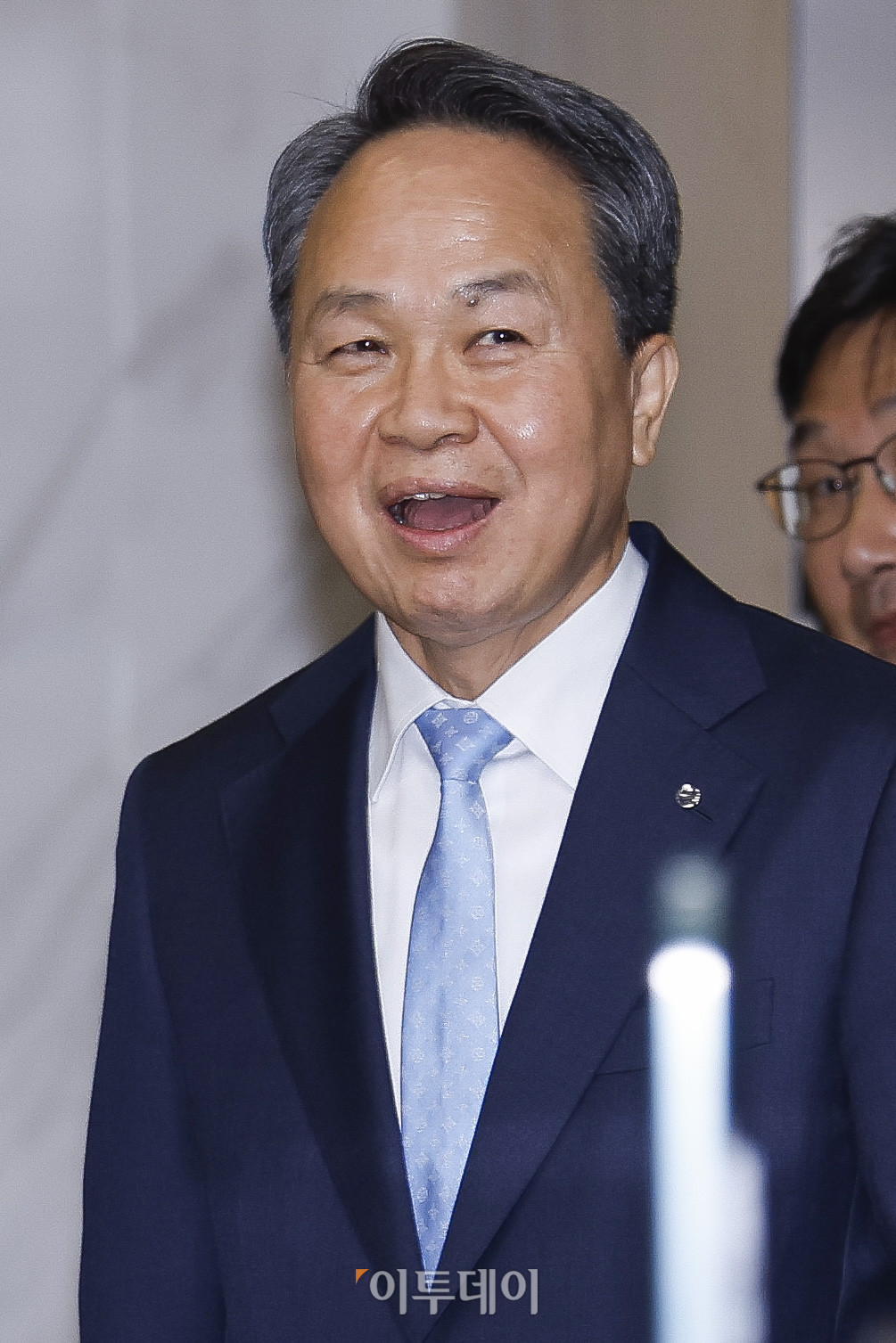 ▲신한금융지주 회장 연임에 성공한 진옥동 신한금융지주 회장이 4일 서울 중구 신한금융지주 본사를 나서며 밝게 웃고 있다. 이날 신한금융 회장후보추천위원회(회추위)는 본사에서 확대 회의를 열고 진 회장을 차기 회장 후보로 결정했다. 이후 이사회 의결을 통해 최종후보로 확정됐다. 회추위는 진 회장과 정상혁 신한은행장, 이선훈 신한투자증권 대표, 외부 후보 등 4명을 대상으로 프레젠테이션(PT) 방식의 개인 면접을 진행한 뒤 이같이 결정했다. 진 회장은 내년 3월 정기 주주총회에서 승인을 거쳐 공식 취임할 예정이다. 임기는 2029년 3월까지다. 조현호 기자 hyunho@