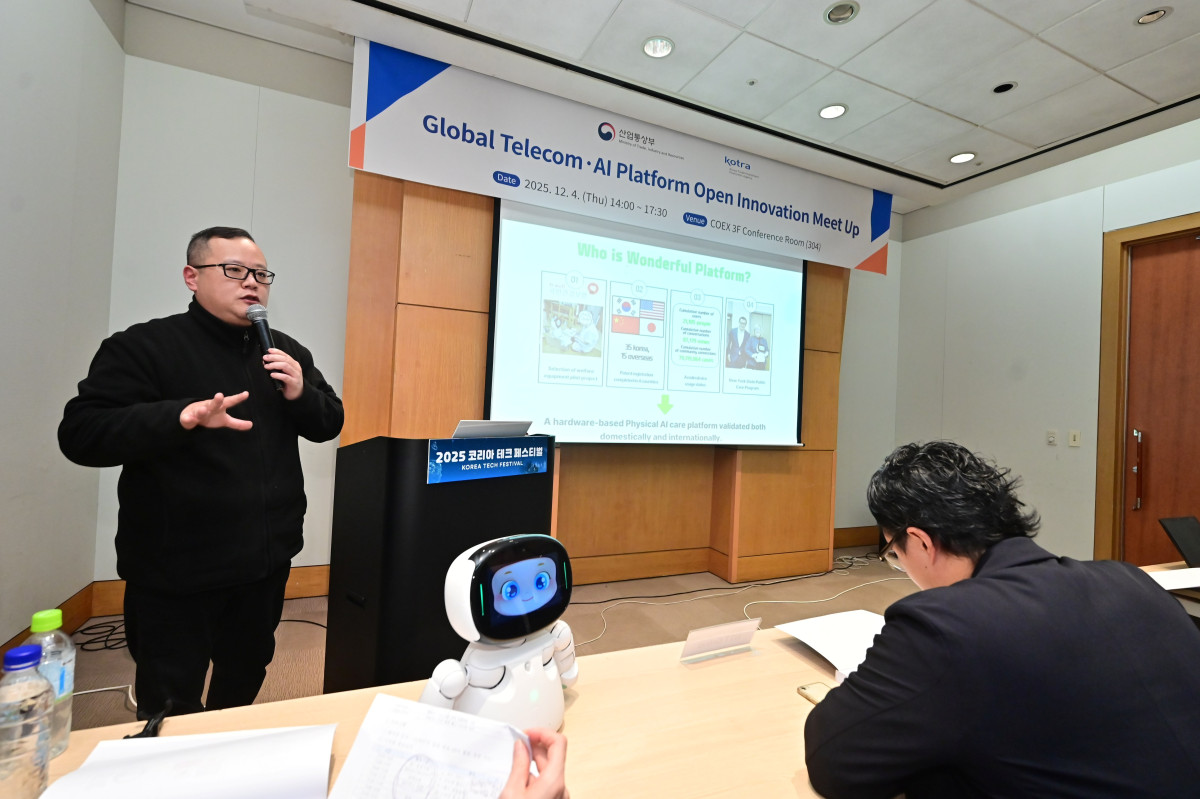 ▲4일 ‘코리아 테크 페스티벌’ 연계 코엑스에서 열린 ‘글로벌 통신사 오픈이노베이선 밋업’ 행사에서 국내 유망 AI·테크 기업이 글로벌 통신사를 대상으로 비즈니스 피칭을 진행하고 있다. (사진=코트라)