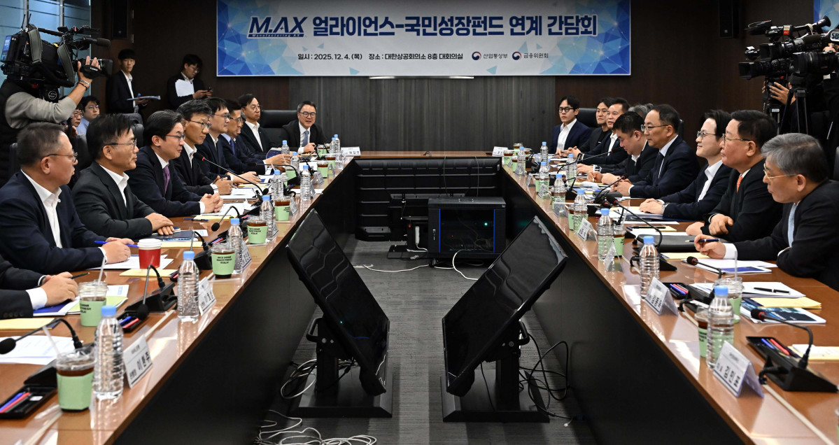 ▲이억원 금융위원장이 4일 서울 중구 한국산업기술기획평가원 대회의실에서 열린 M.AX얼라이언스-국민성장펀드 간 연계강화를 위한 간담회에서 인사말을 하고 있다. 신태현 기자 holjjak@