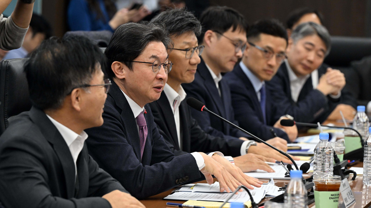 ▲이억원 금융위원장이 4일 서울 중구 한국산업기술기획평가원 대회의실에서 열린 M.AX얼라이언스-국민성장펀드 간 연계강화를 위한 간담회에서 인사말을 하고 있다. 신태현 기자 holjjak@