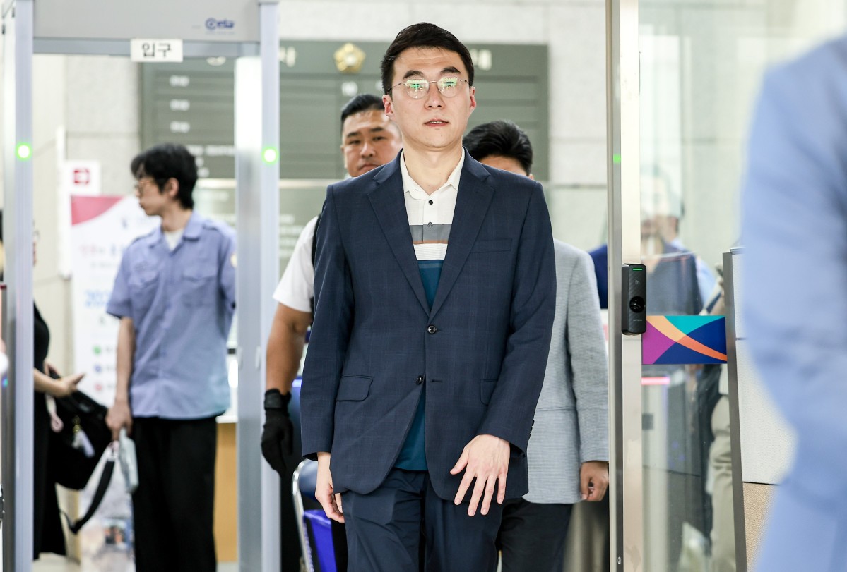 ▲'허위 재산 신고'로 재판에 넘겨진 김남국 대통령실 국민디지털소통비서관이 21일 서울 양천구 서울남부지방법원에서 열린 항소심 선고를 마친 뒤 법원을 나오고 있다. 이날 서울남부지법 형사항소3-1부(임선지 조규설 유환우 부장판사)는 위계공무집행방해 혐의로 기소된 김 비서관에 대해 1심과 같이 무죄를 선고했다. 2025.08.21.  (뉴시스)