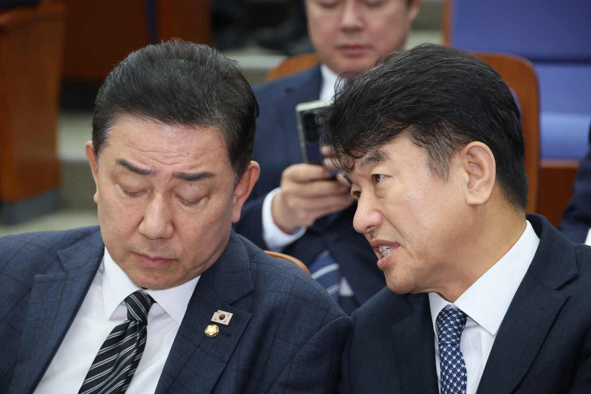 ▲김병기 더불어민주당 원내대표가 13일 오전 서울 여의도 국회에서 열린 의원총회에서 문진석 원내운영수석부대표와 대화하고 있다. 2025.11.13. (뉴시스)