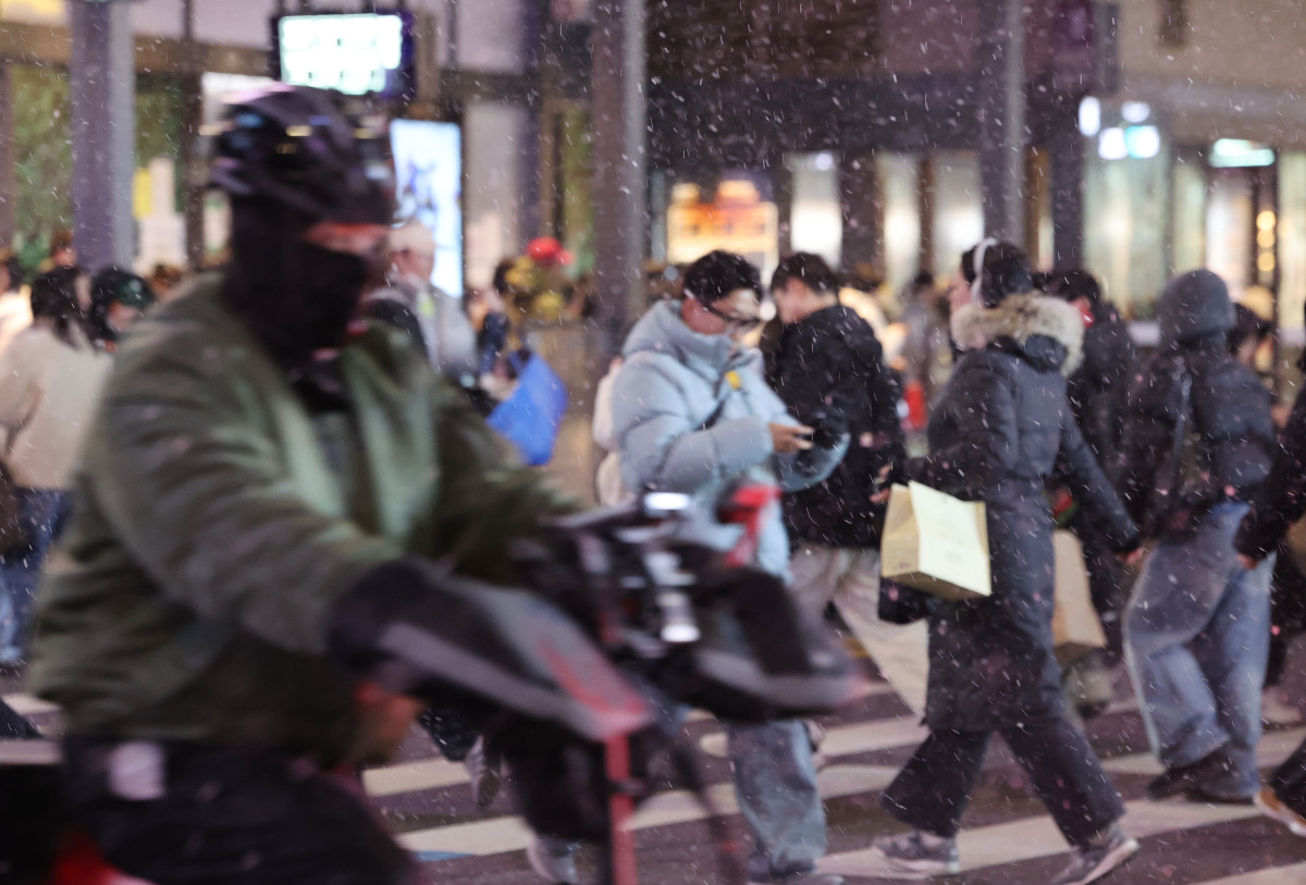 ▲4일 서울 마포구 홍대 부근에 눈이 내리는 가운데 시민들이 이동하고 있다. (연합뉴스)