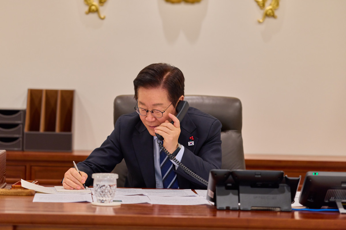 ▲이재명 대통령이 4일 용산 대통령실에서 니쿠쇼르 다니엘 단 루마니아 대통령과 취임 후 첫 통화를 하고 있다. (사진제공=대통령실)