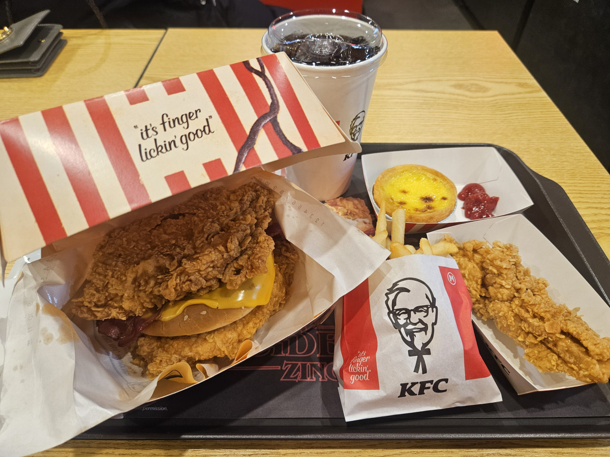 ▲KFC 신촌점에 기묘한 이야기 시즌5 협업 한정판 메뉴가 보이고 있다. (사진=정영인 기자 oin@)