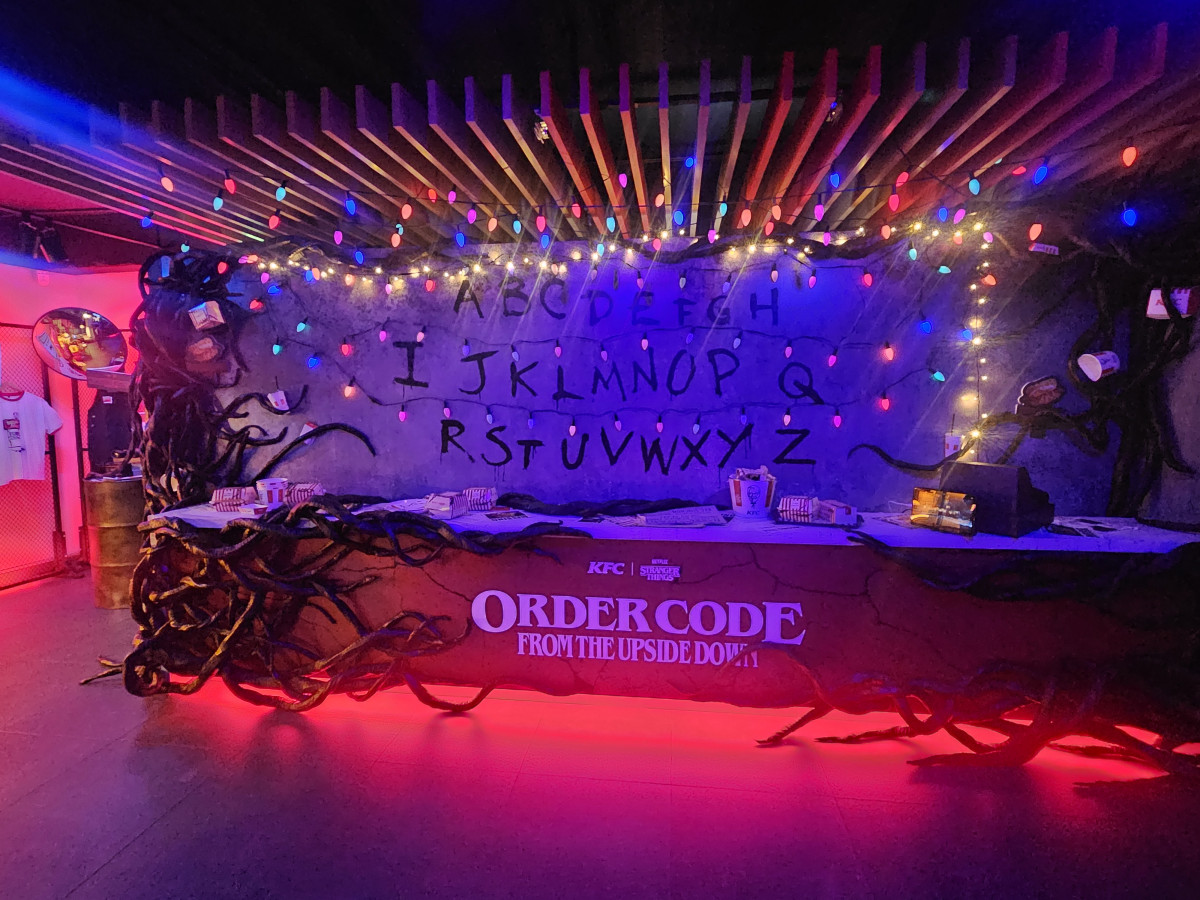 ▲KFC 신촌점 외관 내 퀴즈 풀이 존이 보이고 있다. (사진=정영인 기자 oin@)