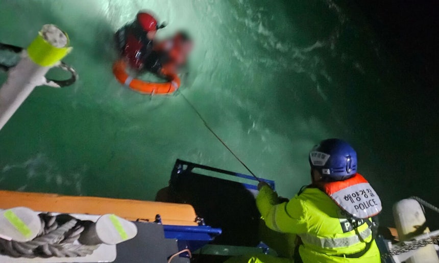 ▲4일 오후 오후 6시 20분께 충남 태안 천리포 북서방 약 2.5km 해상에서 전복된 선박의 선원이 구조되는 모습. (사진제공=태안해경)